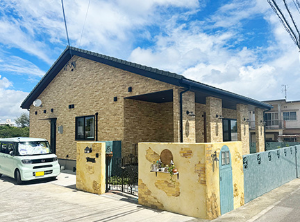 沖縄移住で叶えた、趣味部屋と開放感のある暮らし